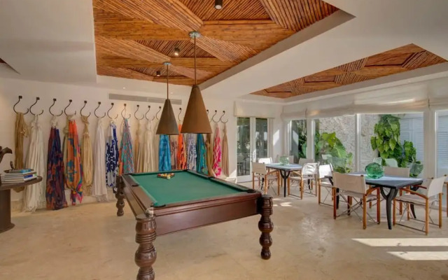 6 BR Beachfront Lush Oasis