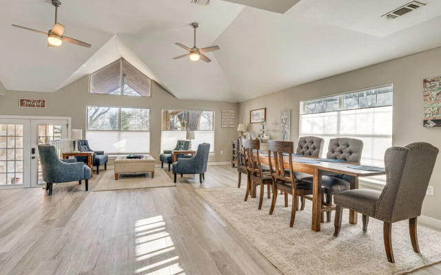 Seguin Riverfront Retreat: Fishing Dock + Kayaks!