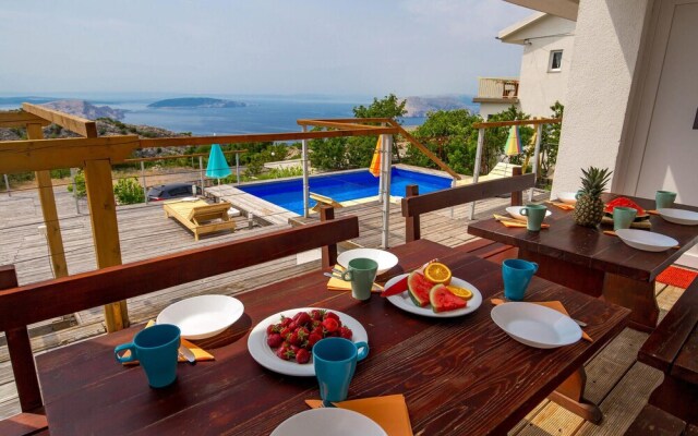 Nice Home in Lukovo with Hot Tub, WiFi & 4 Bedrooms