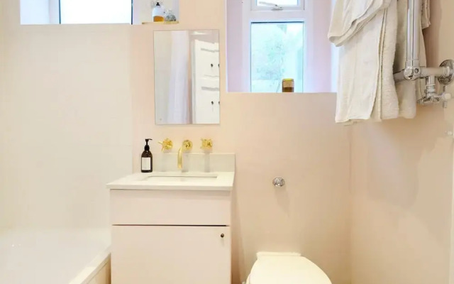 Bright and Modern One Bed in Central London