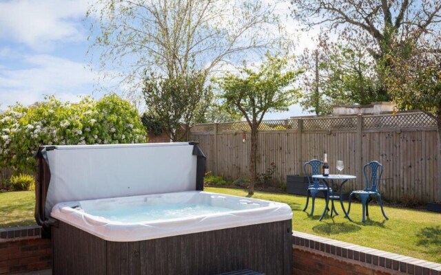 Cotswold Barn Conversion With Private Hot Tub
