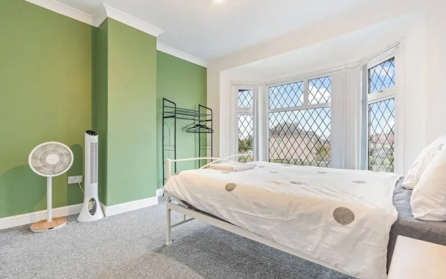 Beautiful 5 Bedroom Home in Coventry 14min to NEC