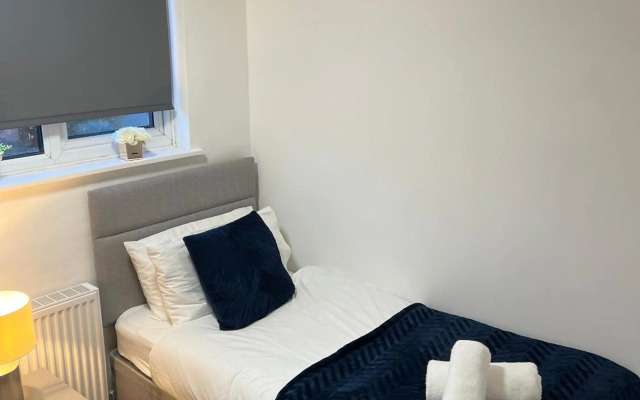 Comfortable King Bed - location - leisure - Contractors - Parking