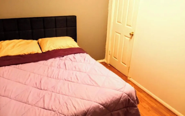 Room in Guest Room - Cozy Bedroom Close to Downtown