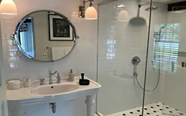 James Pharmacy Bed & Breakfast