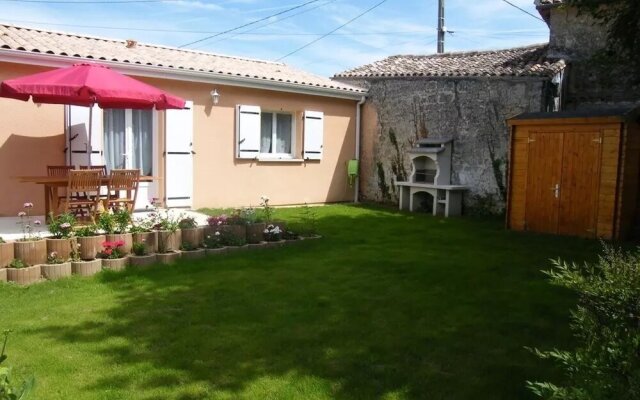 House With 2 Rooms in Jonzac, With Enclosed Garden and Wifi - 3 km Fro