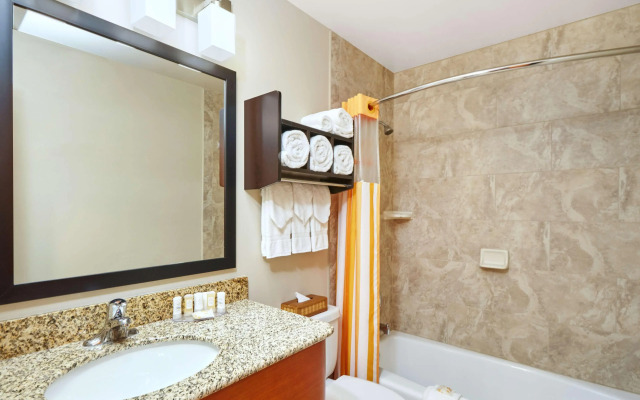 La Quinta Inn & Suites by Wyndham Chicago - Lake Shore