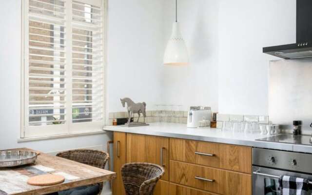 Rustic 2 Bed Maisonette Over 3 Floors In Goodge St