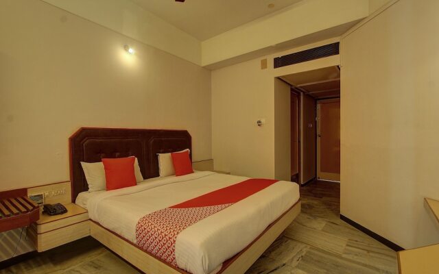 OYO 24579 Flagship Hotel Padmam