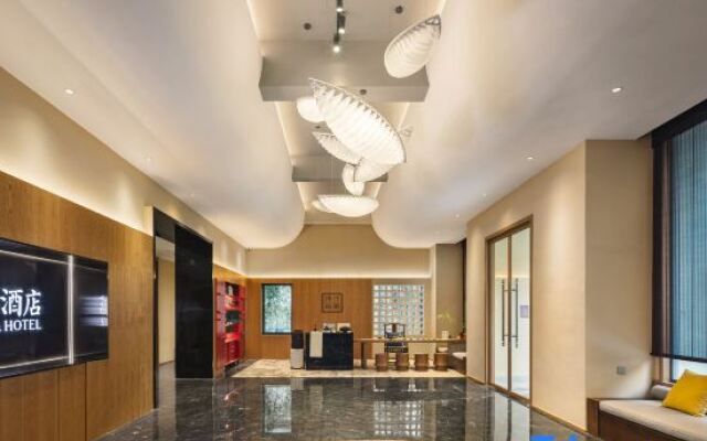 Qianna Hotel (Zhengzhou Erqi Square Dennis David City)