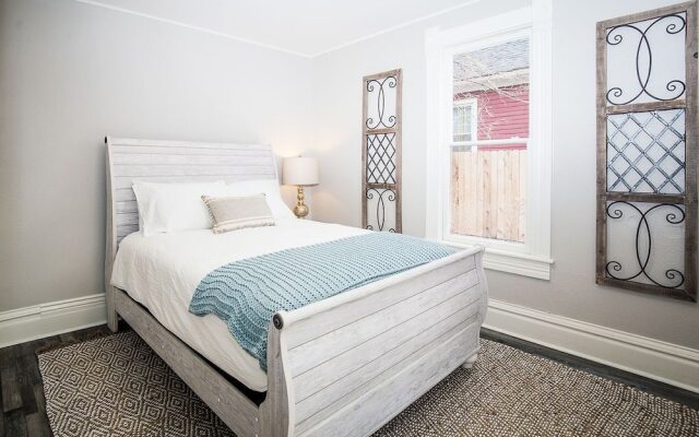 Couples Getaway | Walk to Unc | Free Cruiser Bikes