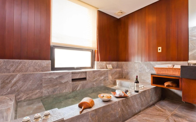 The Loft Seaside Suites