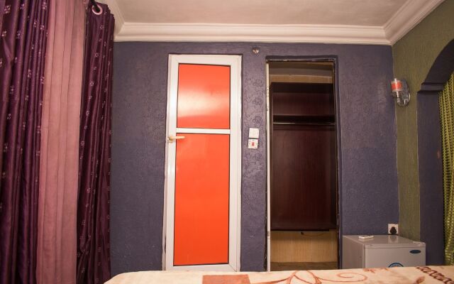 Goldlux Hotel
