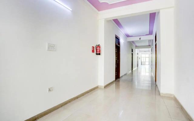 OYO 16721 Divine Hotel