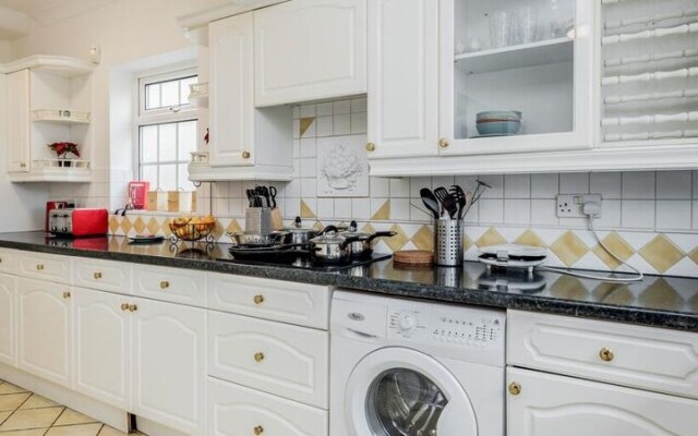 Impeccable 4-bed Apartment in Hornchurch