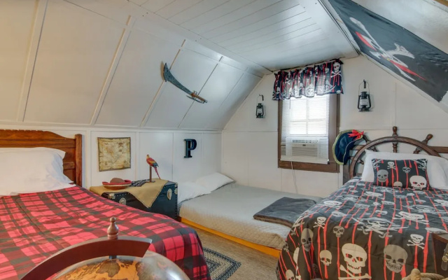 Chincoteague Home w/ Pool - Walkable Location!