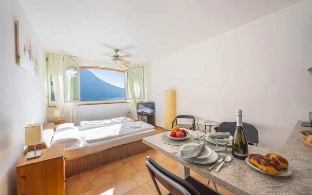 Magnolia Apt. 1 Front Lake