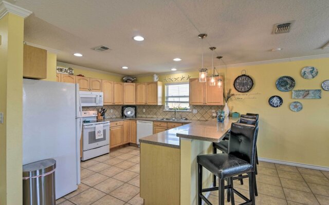 Walk to Galveston Beach: Pet-friendly Home