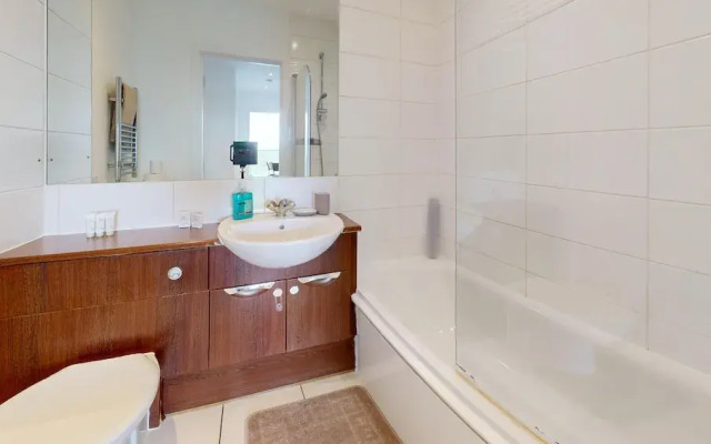 Basildon - 2 Bed Flat - Sleeps 5 - Near Station