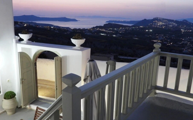 Santorini 180 Degrees