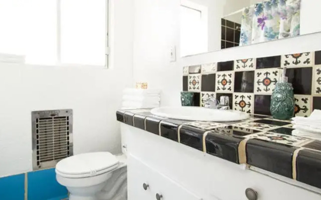 #6 Sunny Flat 3BR Melrose Ave