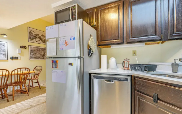 Walk to Mount Snow Resort: Unit w/ Pool & Hot Tubs