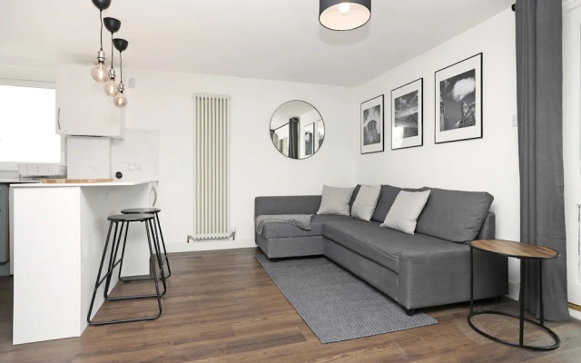 JOIVY Contemporary Royal Mile Apartment W/Balcony
