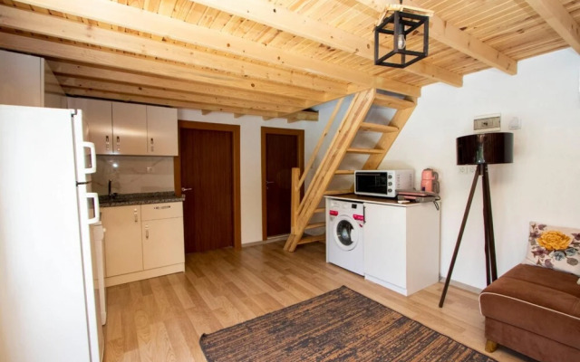 Villa With Pool Jacuzzi and Backyard in Inlice