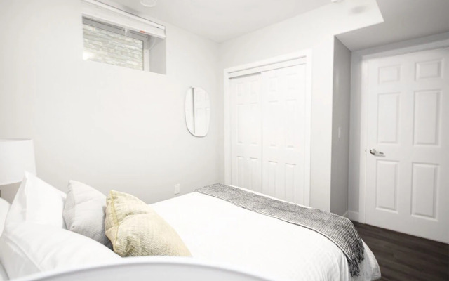 Modern 3BR Unit on Jessie Ave With Insuite Laundry