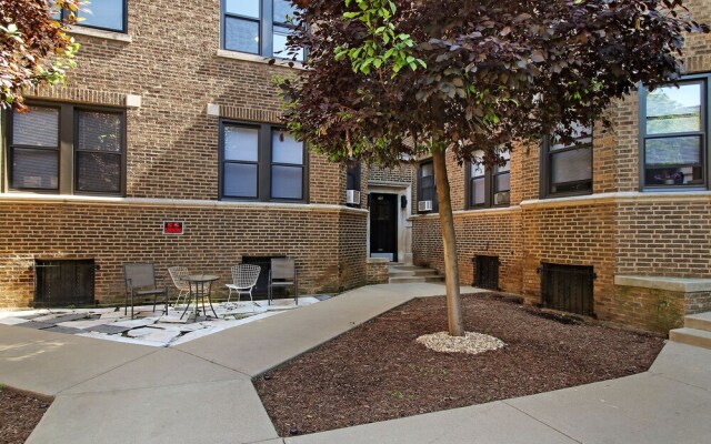 Darling 1BR Apartment in Lakeview