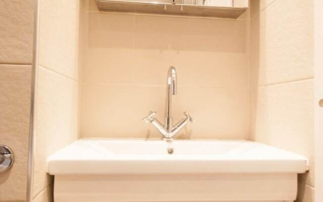 Spacious 2 Bedroom Flat in Queens Park - Sleeps 6