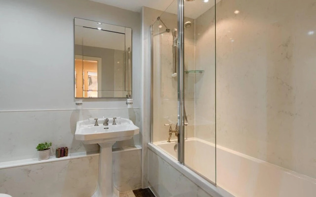 Tasteful top Floor Apartment Next to Gleneagles