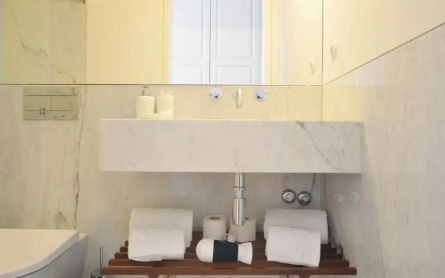 Spacious City Apartment With Modern Amenities