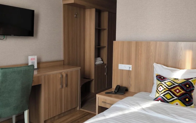 Отель Saroy Gardens