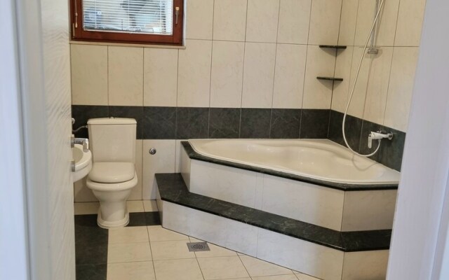 Large 120 m2 apt With Patio,1 min Walk From Beach