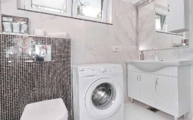 Max - Luxurious With Pool - A1