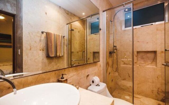 Mujeres Bailando by NAS