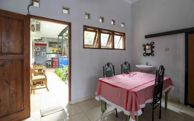 RedDoorz near Hartono Mall