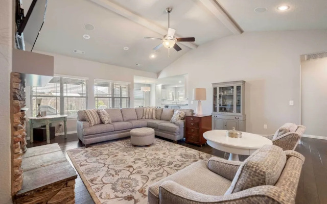 Near Hiking & Biking: Convenient Home in Rogers!