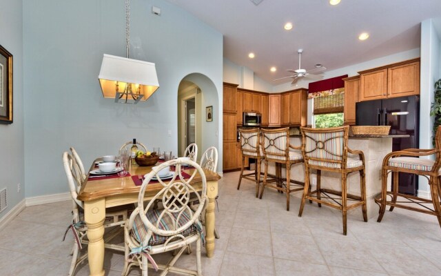 Neapolitan - Newly Renovated 3-BR Luxury Home with Private Pool. Enjoy a Fully Equipped Kitchen and Free Wi-Fi