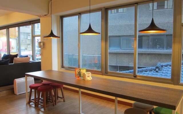 Tavern L Hostel
