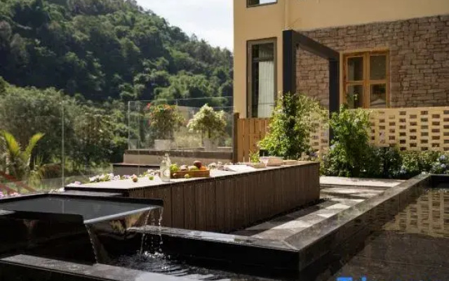 Mangshi Mang · Senyang Homestay (Peacock Lake Ecological Tourism Area)