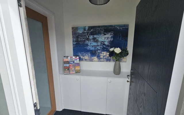 Modern, Spacious Walking Distance to Castle & Town