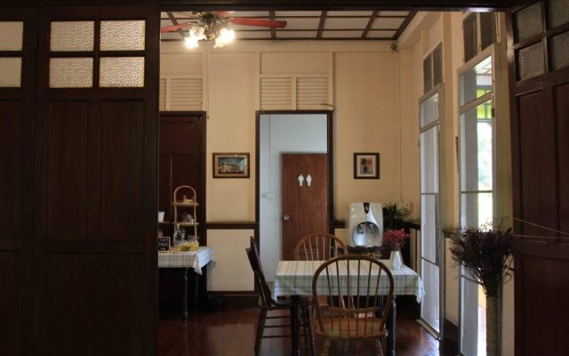 24 Samsen Heritage House