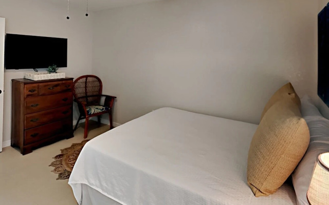 Cozy East Hill Getaway