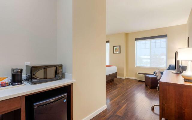 Comfort Inn & Suites near Ontario Airport