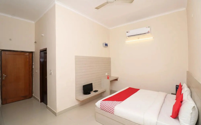 Capital O 23652 The Retreat