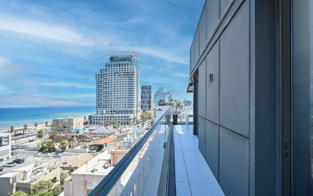 Stunning 3BR Penthouse w Jacuzzi by HolyGuest