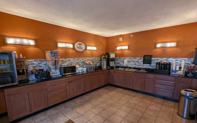 Super 8 by Wyndham Wichita North
