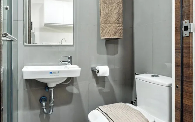 Room-sleek Studio With City Views on the